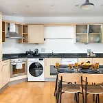 Central-3Bedroom-2Bath-Parking-By Fabaccommodation