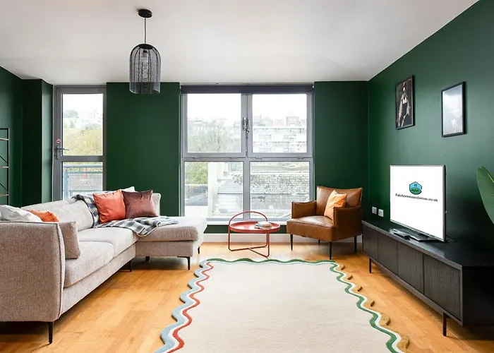 Central-3Bedroom-2Bath-Parking-By Fabaccommodation