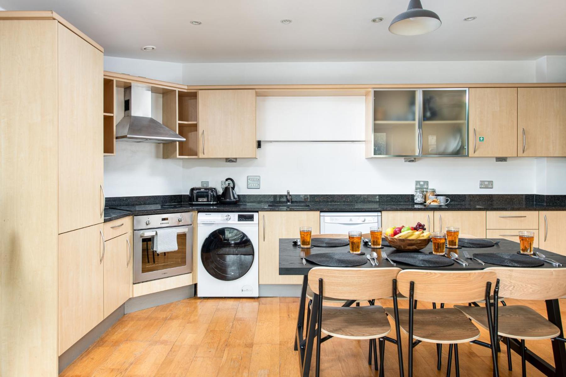 Apartment Central-3bedroom-2bath-parking-by Fabaccommodation *