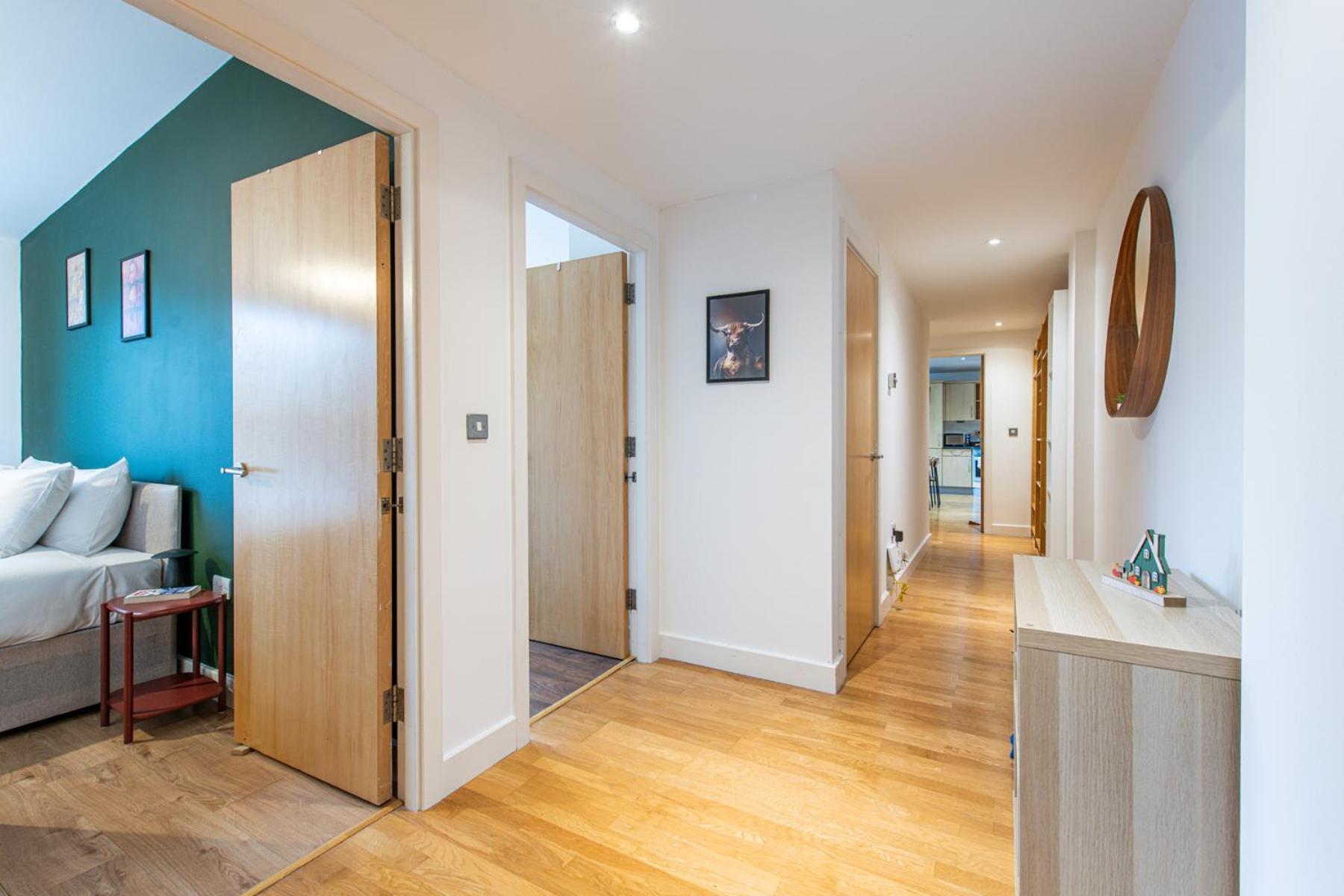 Apartment Central-3bedroom-2bath-parking-by Fabaccommodation Bristol