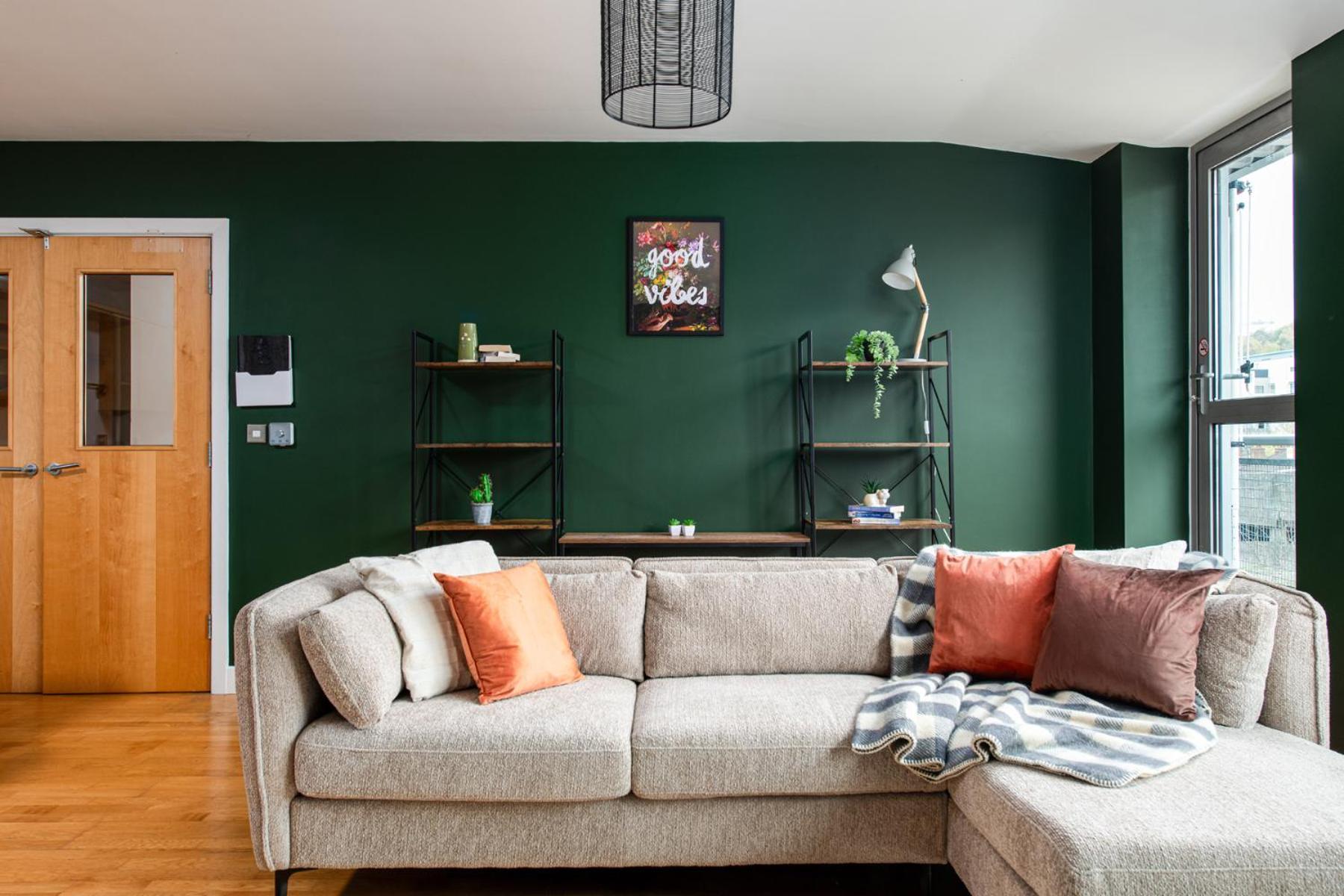 Central-3bedroom-2bath-parking-by Fabaccommodation *