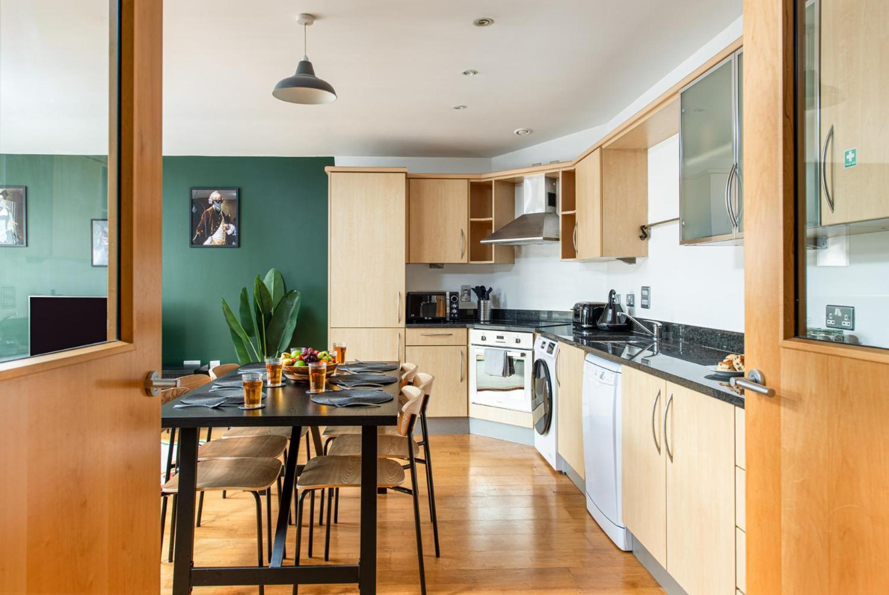 Central-3bedroom-2bath-parking-by Fabaccommodation Bristol