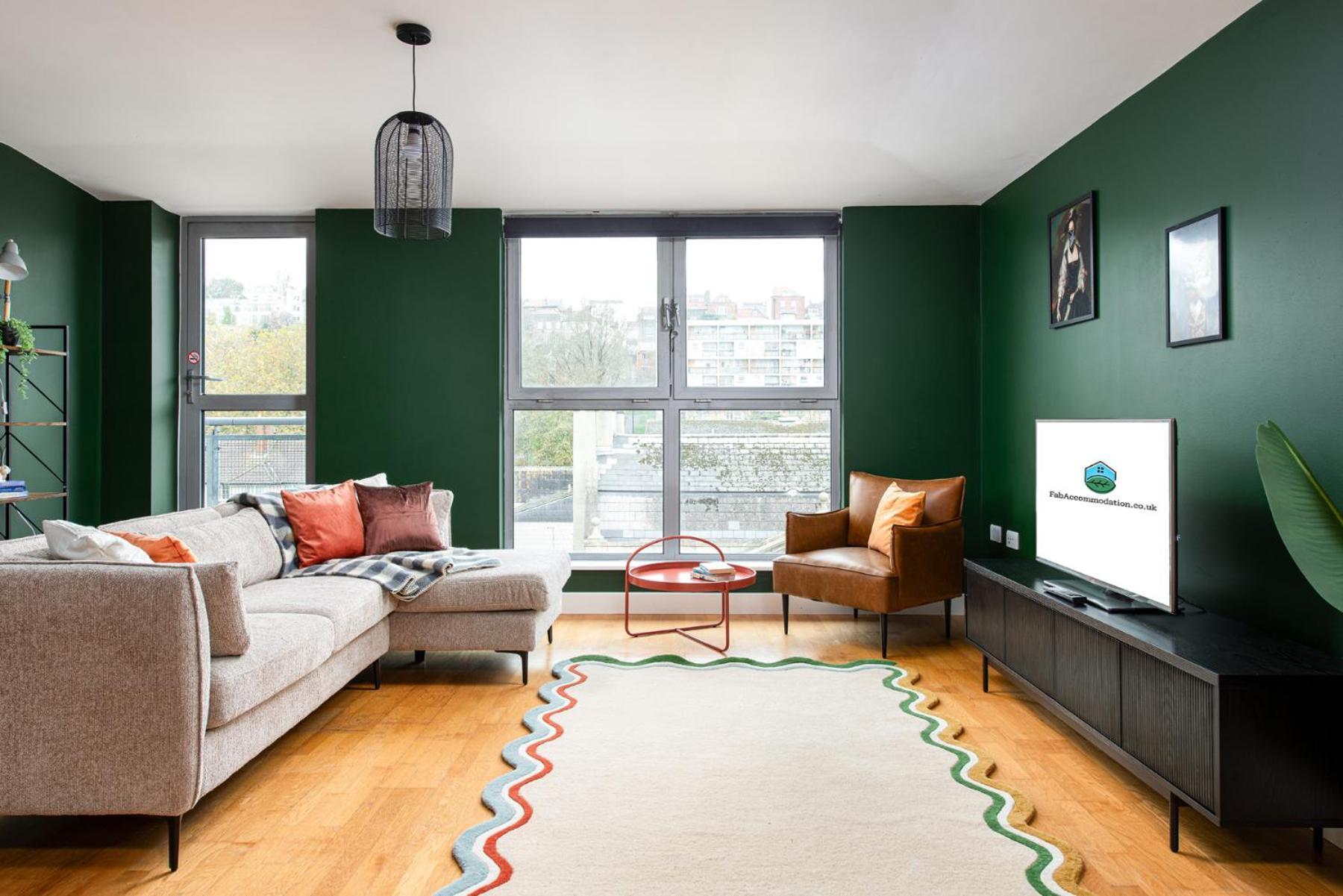 Central-3bedroom-2bath-parking-by Fabaccommodation *