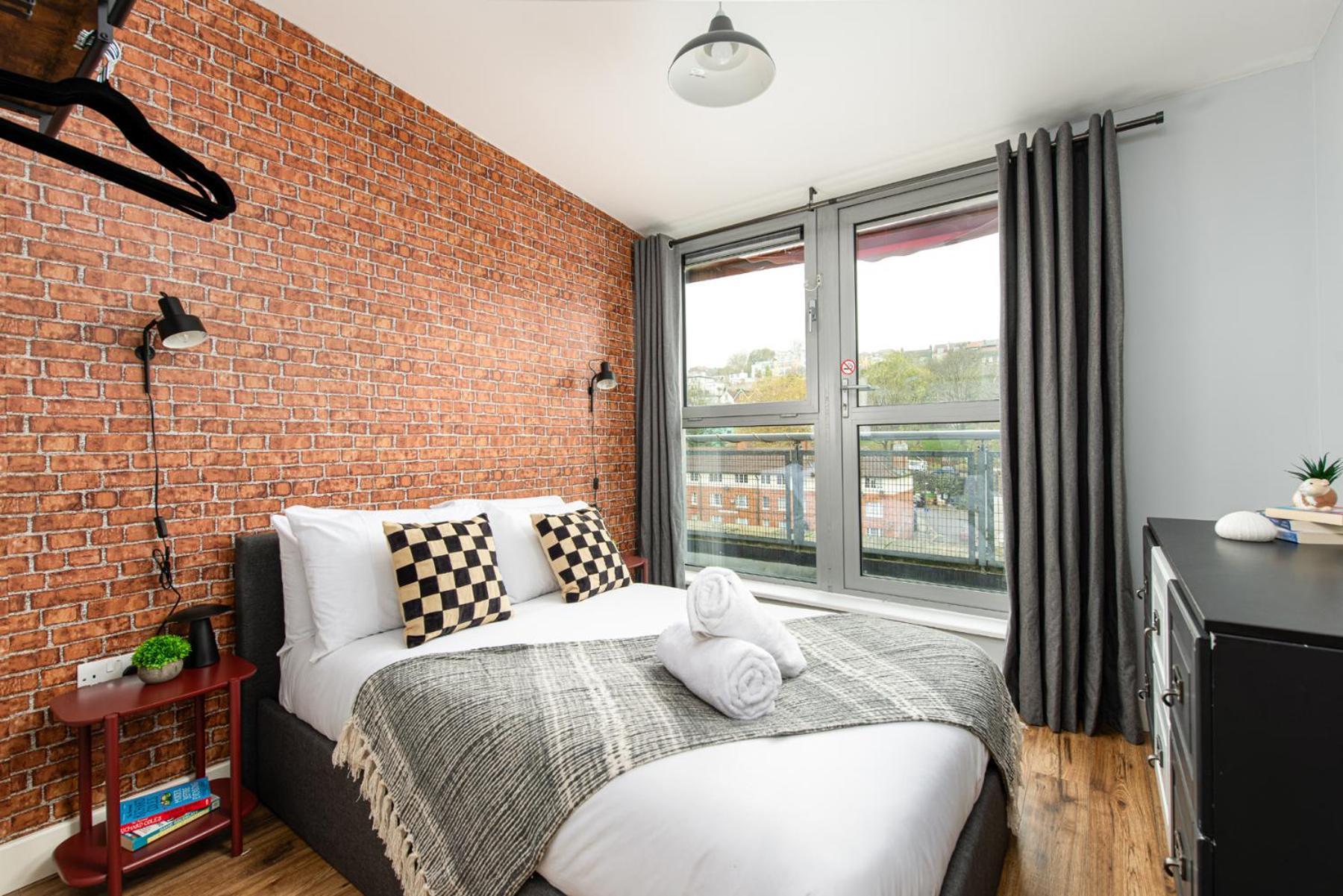 Central-3bedroom-2bath-parking-by Fabaccommodation Bristol