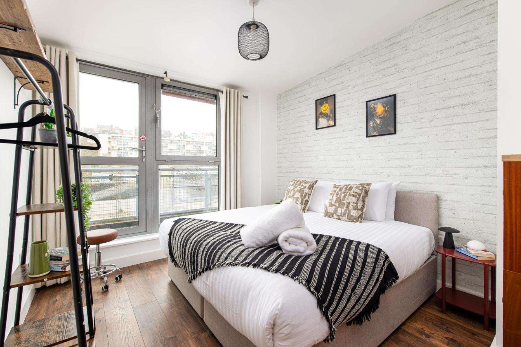 Central-3bedroom-2bath-parking-by Fabaccommodation *