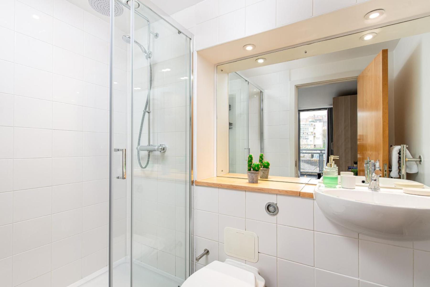 Central-3bedroom-2bath-parking-by Fabaccommodation Bristol
